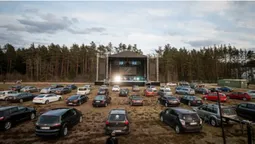 У Литві на карантині проводять концерти під відкритим небом, але слухати можна лише в авто (фото)