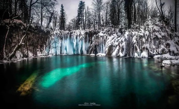 Фотограф показав неймовірні світлини замерзлих водоспадів