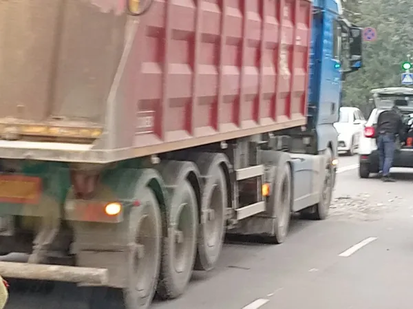 У Луцьку на Львівській вантажівка в'їхала в учбове авто (фото)