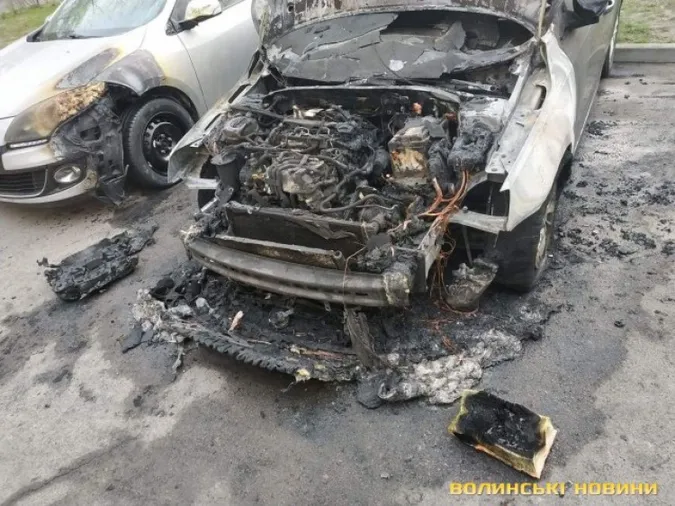Вночі у Луцьку горіли два автомобілі