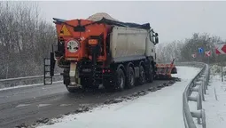 На дороги Волині випустили снігоприбиральну техніку (фото)