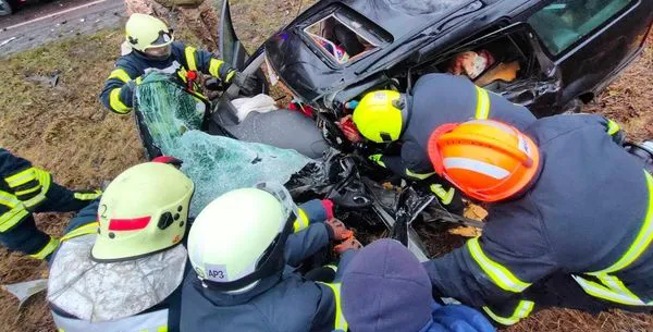 У Луцькому районі – ДТП: водія затиснуло всередині авто (фото)