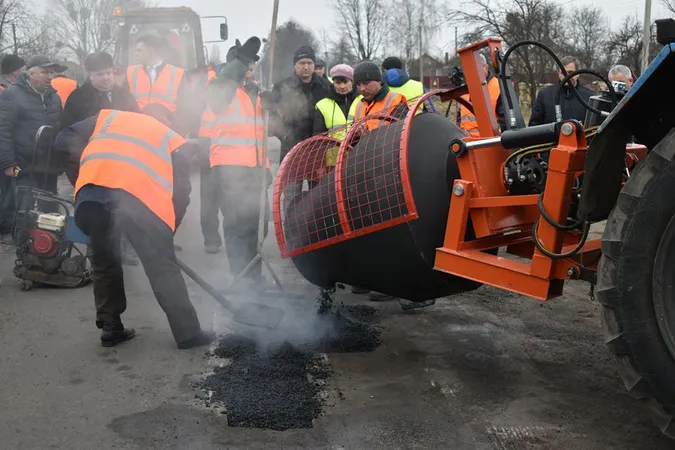На Волині випробовують нову техніку для ремонту доріг (фото)