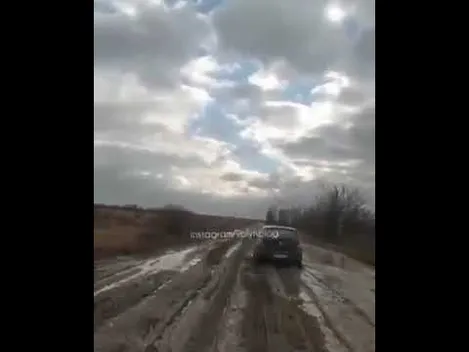 Суцільна багнюка: показали, на що перетворилася дорога на Ратнівщині (відео)