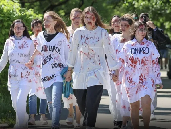 Сестра загиблого воїна з Волині зустріла посла рф у закривавленій сукні
