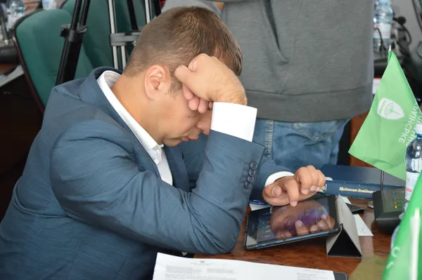 Микита Рабан ознайомлюється із проектами рішень  по-сучасному, за допомогою планшета