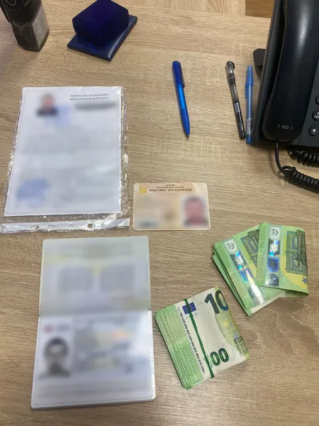 «Просто випусти, я повернусь»: на Волині чоловік тикав тисячі євро прикордоннику