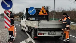 На головних дорогах Волині міняють знаки та «латають» асфальт (фото)