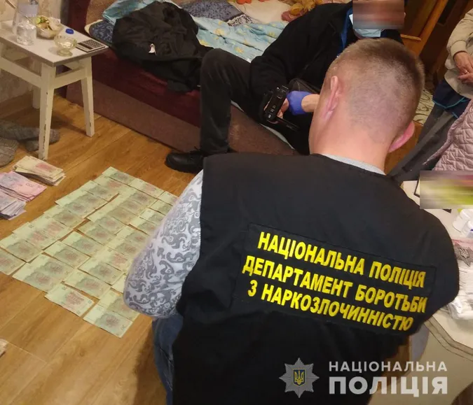 У Нововолинську затримали жінку, яка торгувала наркотиками «з рук у руки» (фото, відео)