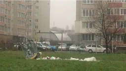 У Луцьку на дитячий майданчик висипали контейнер сміття (фотофакт)