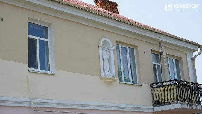 Літо на порозі: вулиця Братковського вабить тишею і квітами (фото)