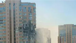 Російський снаряд влучив у київську багатоповерхівку: мешканців евакуюють