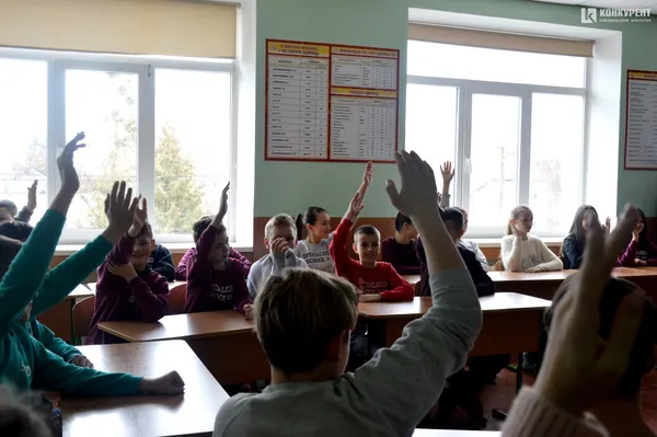Діти луцької школи №1 засвітяться на дорозі (фото)
