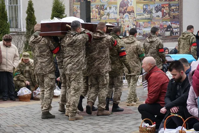 Напередодні Великодня у Луцьку прощалися з Героєм, згадуючи Ісуса (фото, відео)