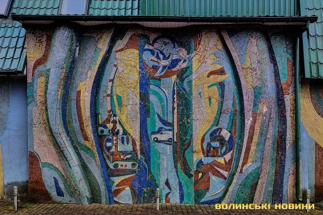 Прогулюючись Луцьком: показали найцікавіші мозаїки міста (фото)