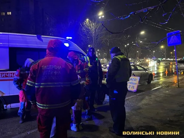 У Луцьку на Відродження легковик збив жінку з дитиною (фото)
