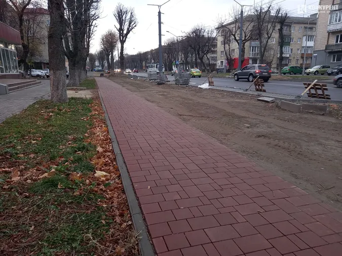 Поребрики та гідранти: що коїться на проспекті Волі у Луцьку (фото)