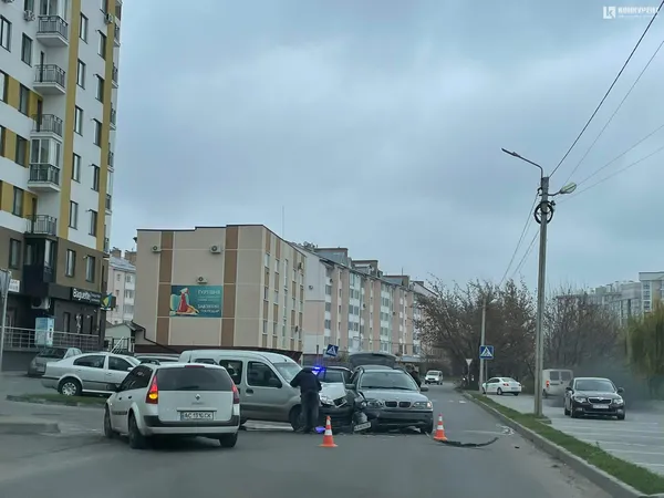 Вимушений об‘їзд: у Луцьку – аварія на Чорновола (фото, відео)
