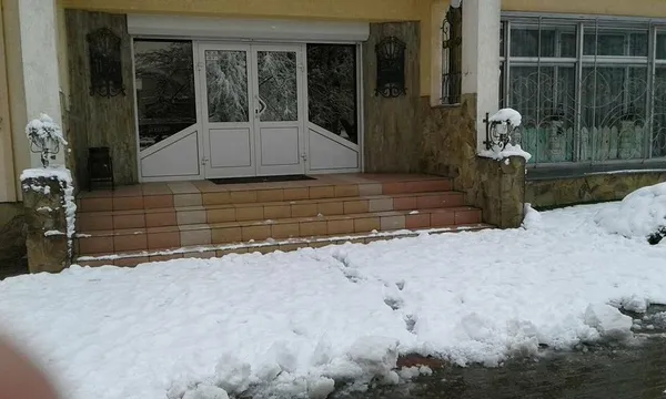 Луцькі муніципали змусили підприємців взятись за лопати (фото)
