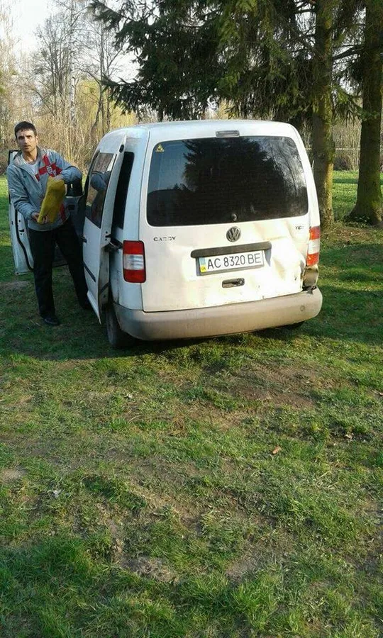 Не місце для паркування: луцькі муніципали ловлять порушників у парку (фото) 