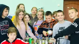 У Баєві школярі на уроках трудового навчання виготовляють окопні свічки (фото)