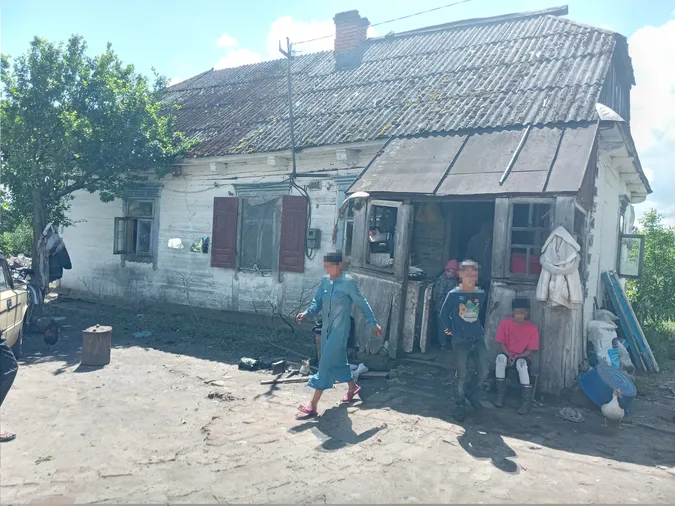 Без тестування і по 12 людей у кімнаті: на Волині перевірили карантинні умови в ромів (фото)
