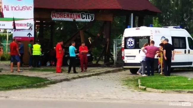 У Луцьку автомобіль влетів у ворота «Адреналін Сіті» (фото)