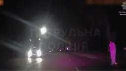 У Луцьку зловили п'яних дівчат на електросамокатах (відео)