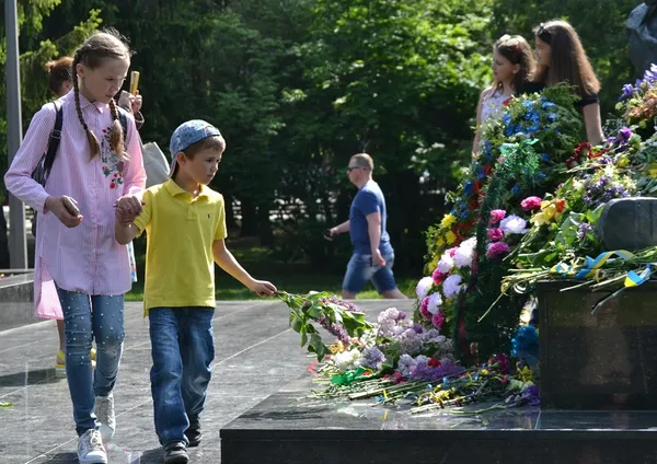 Мовчки та зі сльозами: у Луцьку вшанували пам'ять жертв Другої світової війни (фото)