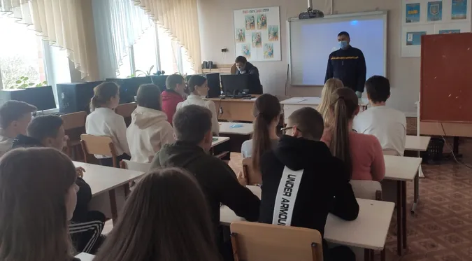Старші класи скасують, школи в селах закриють: чому нова реформа обурила вчителів і батьків
