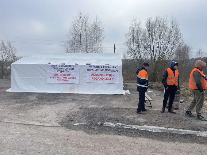 Яка ситуація на «Ягодині»: фури, водії, протест (фото)