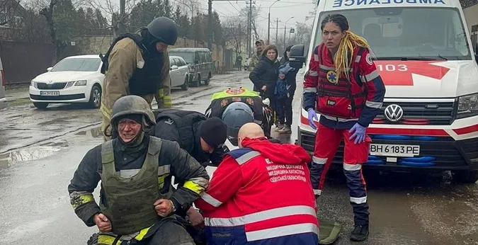 Удар по Одесі: 14 загиблих, 46 травмованих, серед них – рятувальники (фото 18+)