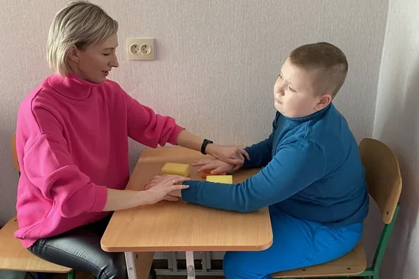 «Вони дарують багато любові і радості», – лучанка про виховання дітей з аутизмом (відео)
