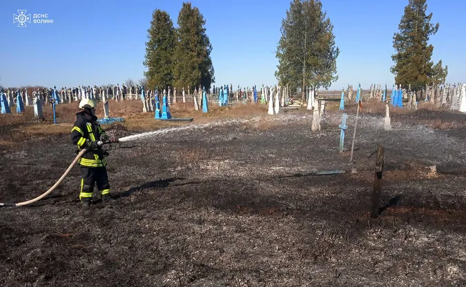 Горіли хрести і пам'ятники: на Волині невідомі підпалили кладовище (фото)