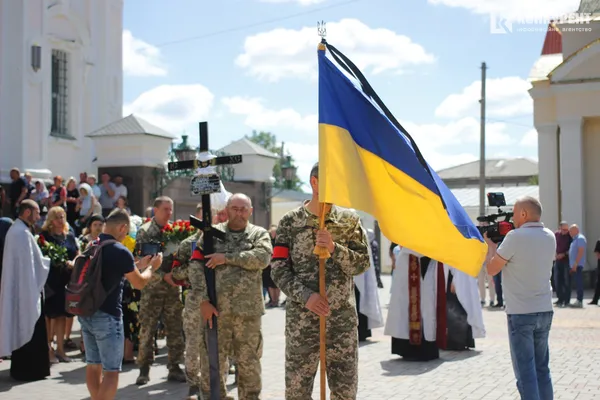 Плакали навіть чоловіки: Луцьк провів у останню путь воїна Михайла Дарчича (фото, відео)