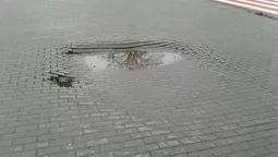 У Луцьку біля "Авангарду" відновлюють бруківку (фото)