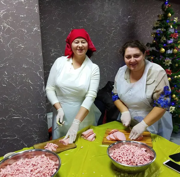 «Олів’є» та вареники: волиняни приготували гостинці для захисників (фото)