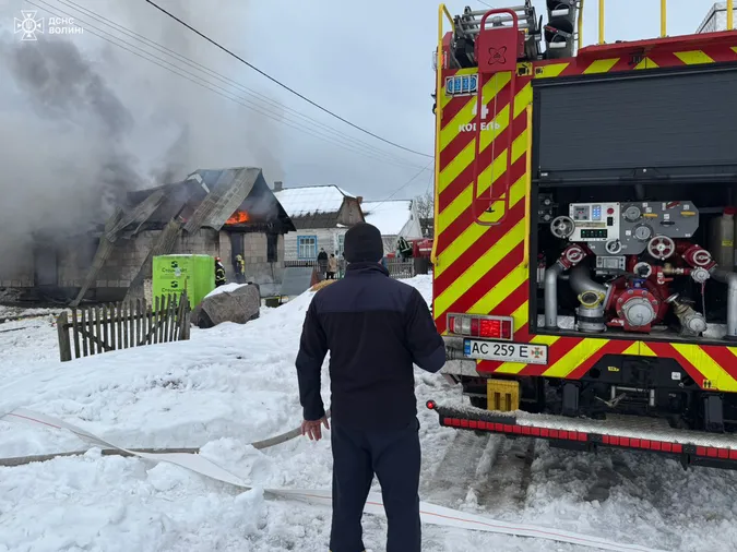 На Волині рятувальники ліквідували дві пожежі: горів навіс та житловий будинок (фото)