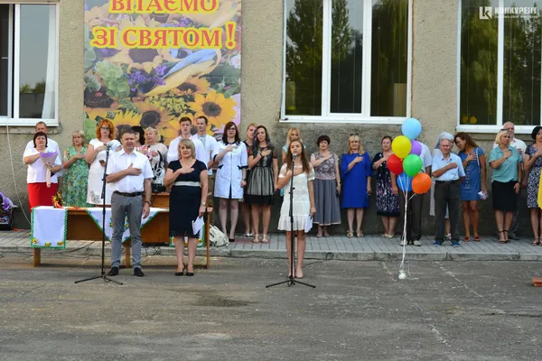 Кульки і квіти: у Луцькій школі № 9 святкували День знань (фото)