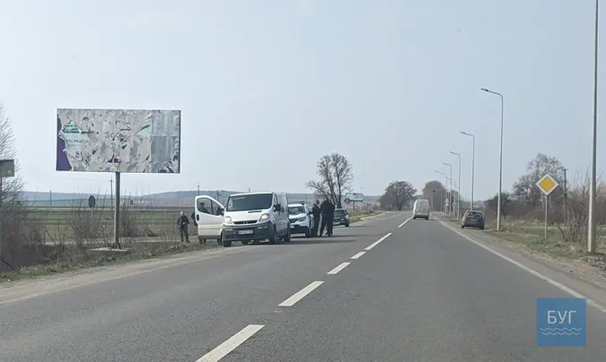 На Волині бус з підозрюваними зупинили посеред дороги (фото)