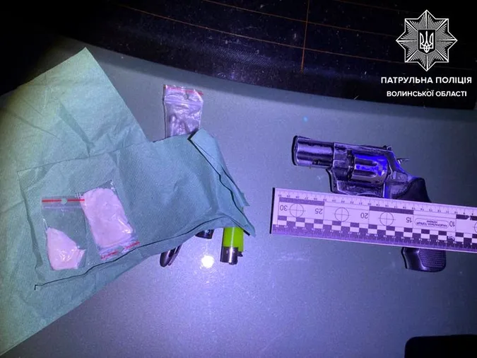 Вночі Луцьком їздили двоє з наркотиками і револьвером