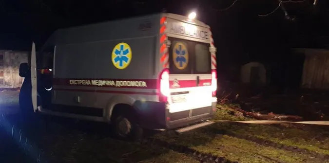 На Волині «швидка» вночі загрузла у багнюці (фото)