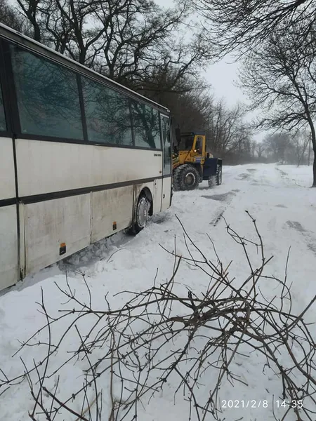 На Волині витягнути автобус зі снігу змогли лише важкою спецтехнікою (відео)