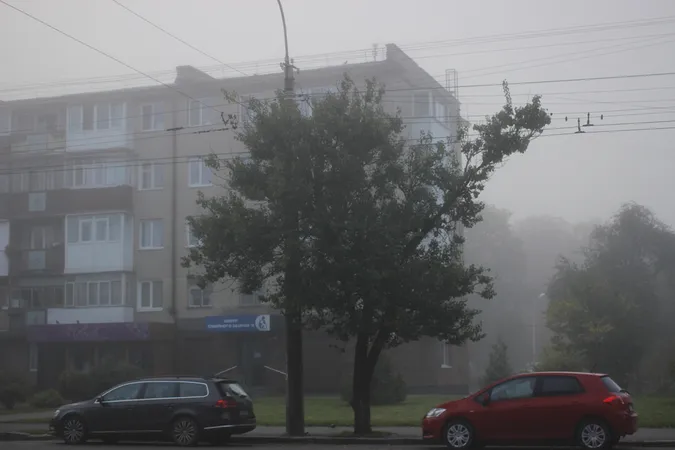 Тривожний туманний ранок у Луцьку (фото)