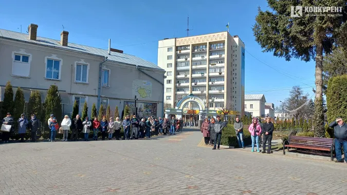 Зі сльозами та на колінах: Луцьк попрощався з трьома своїми Героями (фото, відео)
