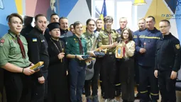 Волинським рятувальникам передали Вифлеємський вогонь миру (фото)