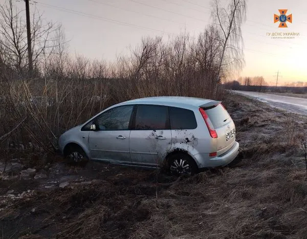 Ожеледиця: на Волині автомобіль злетів у кювет і застряг у болоті (фото)