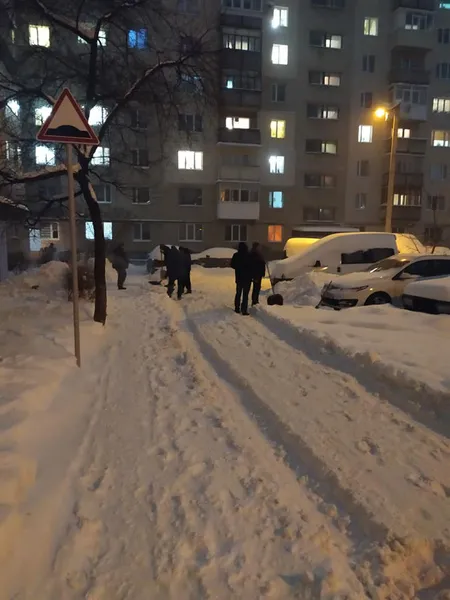 Лучани вкотре вийшли на прибирання вулиць від снігових  заметів