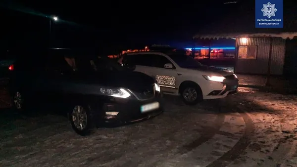 На Волині патрульні допомогли водієві дістати авто з кювету (фото)
