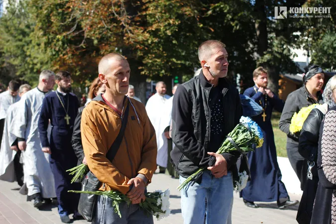 Знову похорон: Луцьк попрощався із загиблим захисником Віталієм Степанишеним (фото, відео)